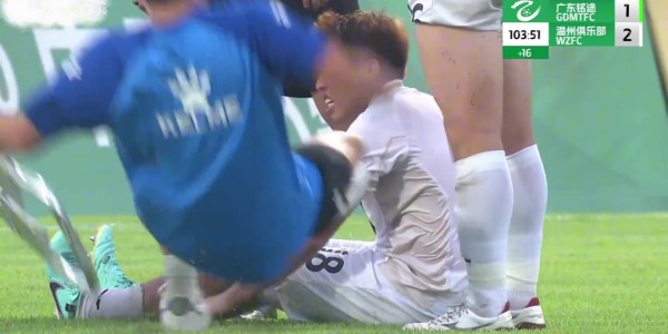名场面🤣中乙球员抽筋后再遭担架员脚滑“飞铲”，痛苦倒地
